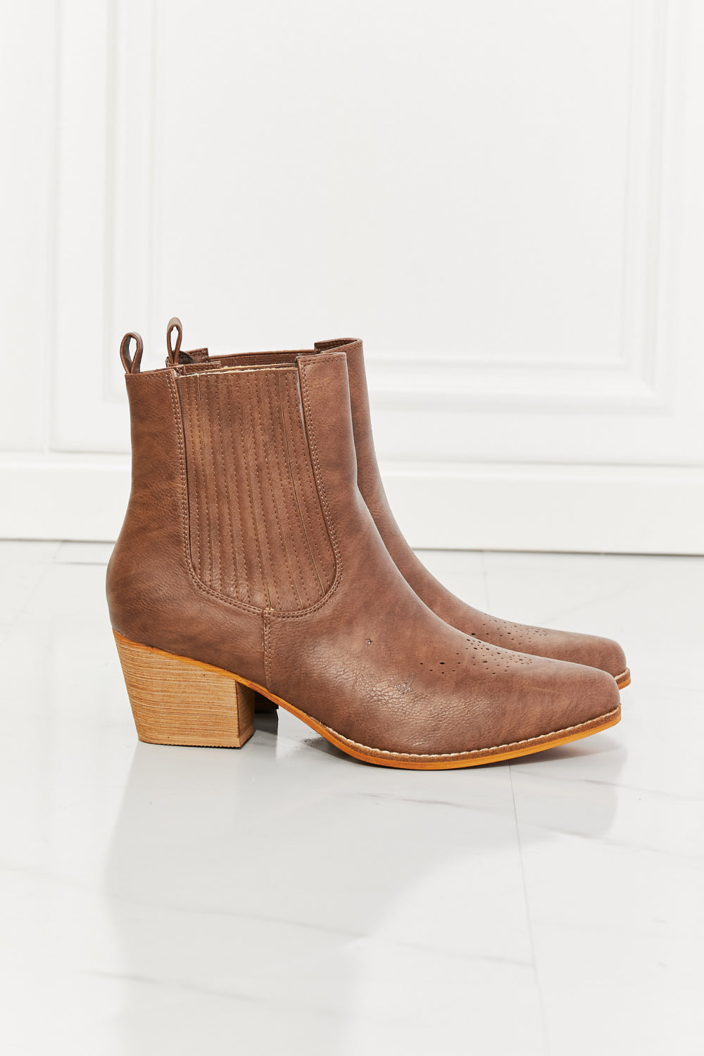 Love the Journey Stacked Heel Chelsea Boot in Chestnut